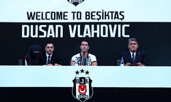 Vlahovic Beşiktaş’a imzayı 20 bin taraftarın önünde attı