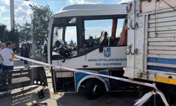 Midibüs ile kamyon çarpıştı: 2 ölü, 25 yaralı