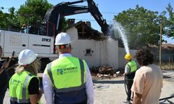 Karacabey’de metruk okul lojmanı yıkıldı