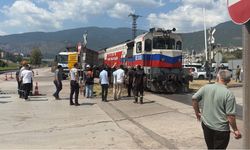 Tren yolu geçidinde kaza: Tır lokomotifle çarpıştı
