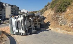 Bursa'da freni boşalan kamyon devrildi