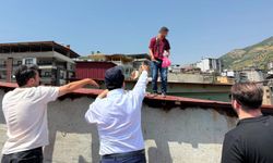 Türkiye'yi gezen "İntiharkolik" yine sahnede