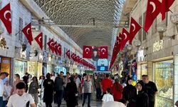 Bursa’nın tarihi çarşısı kırmızı-beyaza büründü! Kapalı Çarşı’da Zafer Bayramı coşkusu