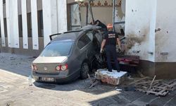84 metre savrulan otomobil caminin imam odasına daldı