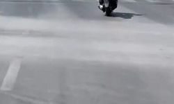 Alanya'da motosikletlinin tehlikeli hareketleri kamerada
