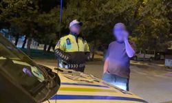 Alkollü sürücü polis otosuna binerken kapıları karıştırdı