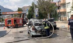 Amasya'da seyir halindeki otomobil alev alev yandı