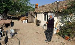 Antalya'da hortumun evsiz bıraktığı aile korkudan eve giremiyor bahçede yaşıyor