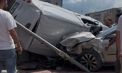 Araçlar birbirine girdi: Yan yatan panelvan, duvar ile SUV arasında kaldı