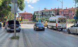 Araçtan caddeye akan motor yağı diğer sürücülere zor anlar yaşattı