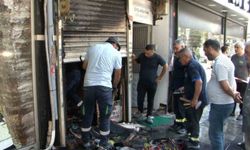 Ayakkabıcı dükkanında çıkan yangında binada mahsur kalanlar çatıya sığındı