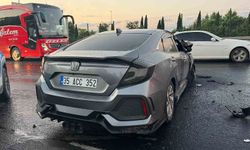 Bahçelievler E5'te kazaya karışan otomobil alev alev yandı