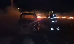 Batman'da boş arazide çıkan yangında hafif ticari araç kullanılamaz hale geldi