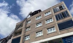 Bayrampaşa'da 4 katlı binanın çatısı alevlere teslim oldu