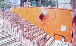 Beton blokta uzandı, dengesini kaybedip merdivenlere düştü