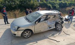 Bolu'da kamyon ile otomobil çarpıştı: 3 yaralı
