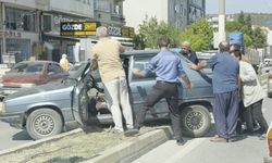 Boyabat'ta trafik kazası: Otomobil refüje çıktı