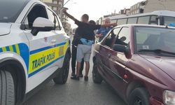 Çalışır haldeki otomobilde uyuyan 2 kişiyi polis güçlükle uyandırdı, araçta 13 sentetik hap ele geçirildi