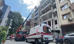 Çatıdaki çıplak şahıs intihar paniğine neden oldu: Turist olduğu ortaya çıktı