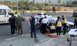 D100'de otomobil su kanalına çarptı: 2 ölü, 4 yaralı