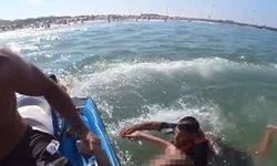 Denizde boğulma tehlikesi geçiren 2 kadın ve 1 çocuğun kurtarılma anı kamerada