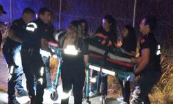Devrilen araçta sıkışan sürücü ekiplerin müdahalesiyle kurtarıldı