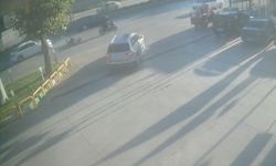 Direksiyon hakimiyetini kaybeden motosiklet otomobile çarptı