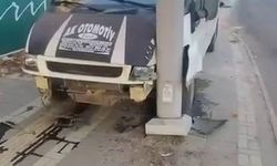 Diyarbakır'da araç direğe çarptı: 1 yaralı