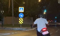 Drift atarak trafiği tehlikeye sokan motosikletli kamerada