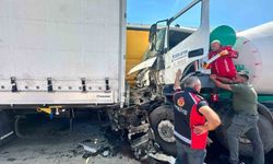 Edirne'de beton mikseri park halindeki iki tıra çarptı: 1 yaralı