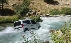 El freni çekilmeyen kamyonet Bahçesaray Çayı'na uçtu
