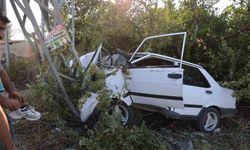 Elektrik direğine çarpan Tofaş hurdaya döndü, sürücü ağır yaralandı