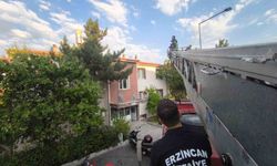 Erzincan'da çatıdaki kedi itfaiye ekiplerince kurtarıldı