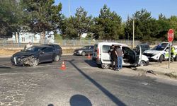 Eskişehir'de hafif ticari araç ile otomobil çarpıştı: 1 yaralı