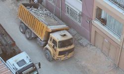 Eskişehir'de yol çöktü, belediyeye ait kamyon çukura düştü