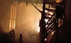 Hatay'da 2 katlı ahşap ev alevlere teslim oldu