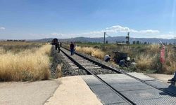 Hemzemin geçitte tren pat pata çarptı: 1 ölü, 2 yaralı