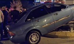 Hisarcık'ta otomobil orta refüje çıktı: Sürücü yaralandı
