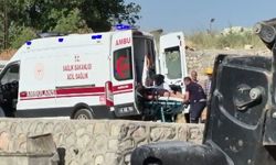 İş makinesinin camına kafasını çarpan operatör yaralandı