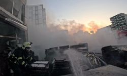 İtfaiye erlerinin alevlere müdahalesi kamerada