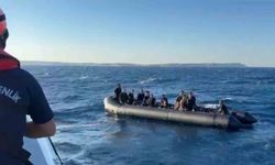 İzmir açıklarında 37 düzensiz göçmen yakalandı, 30 göçmen kurtarıldı