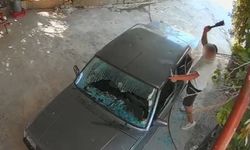 Kadına ait otomobile satır ve bıçakla zarar verdi: O anlar kamerada