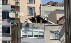 Kağıthane'de 3 katlı binanın çatı katı alevlere teslim oldu