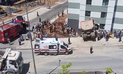Kamyon eve girdi, sürücü yaralandı