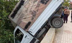 Kamyonet bahçeye uçtu: 1 yaralı