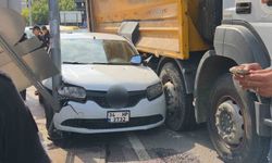 Kamyonun çarptığı otomobil direk ile kamyon arasında sıkıştı: 1 yaralı