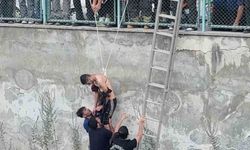 Kanala düşen genci arkadaşı yakaladı, itfaiye kurtardı