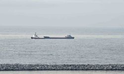 Karadeniz'de dron saldırılarında hasar alan bir gemi Zonguldak'a geldi