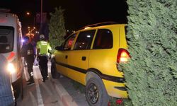 Karaman'da kontrolden çıkan ticari taksi refüje çıktı: 2 yaralı