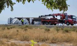 Karapınar'da devrilen tırın sürücü yara almadan kurtuldu